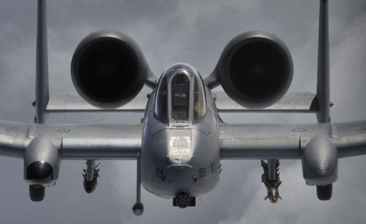 Thunderbolt II observation / attack aircraft. The Gatling gun at the bottom of the aircraft body fires DU shells capable of tearing a tank apart. Photo: Kevin / Wikimedia Commons.