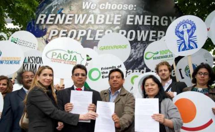 Power to the People! - delegates voice their demand at the UNFCCC meeting in Bonn. Photo: Volveremos.
