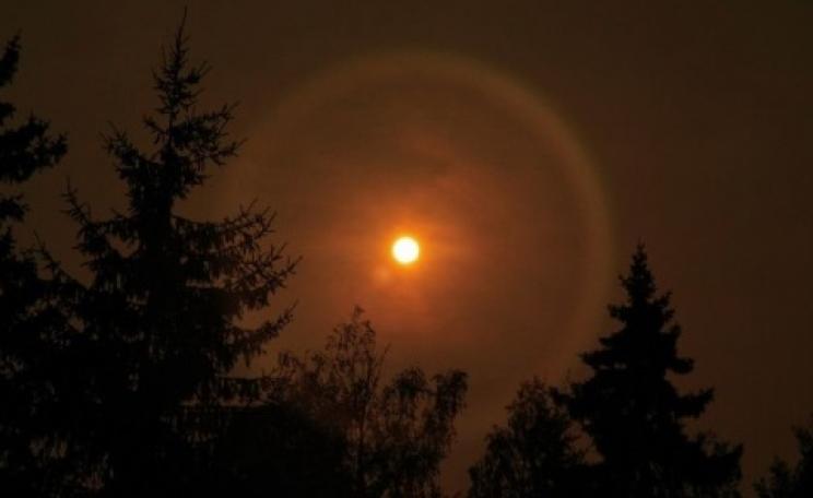 Smoke from Russian forest fires obscures the Sun in 2010. Photo: Ximonic, Simo Räsänen via Wikimedia Commons.