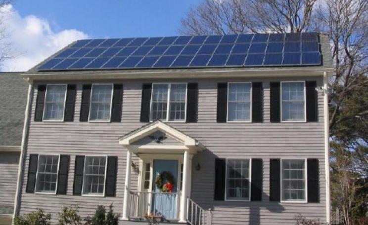 With batteries and a local microgrid, this PV-powered house near Boston, Massachusetts, could eliminate its dependence on grid-supplied power. Photo: Gray Watson (256.com/solar) / Wikimedia Commons.