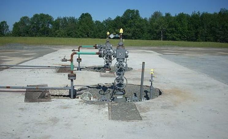 Deep concerns: gas wells at a fracking site in the US state of Pennsylvania. Photo: Gerry Dincher via Wikimedia Commons.