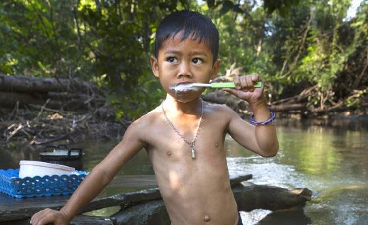 A child brushes his teeth in lead-contaminated water in Klity Creek, Thailand. Photo: Human Rights Watch.