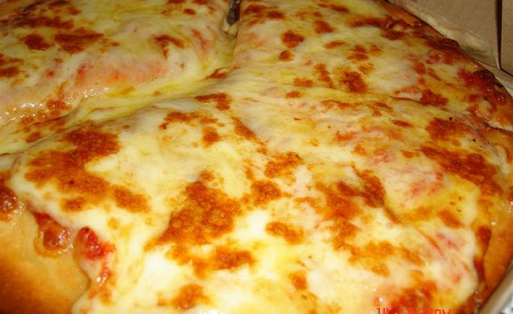 Mmmm, pizza! But in the US, as much as 20% of the 'cheese' can comprise vegetable oil and starch from GMO crops. Photo: Lynac via Flickr (CC BY 2.0).