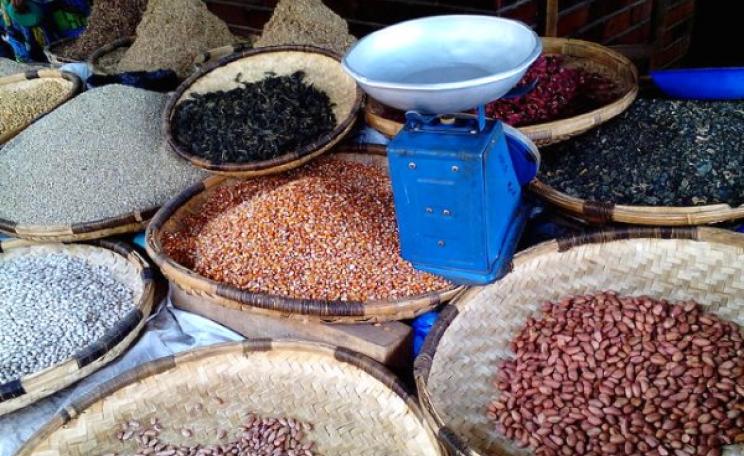 Dried beans in Blantyre Market, Malawi. Photo: Michaelphoya via Wikimedia Commons (CC BY-SA 4.0).