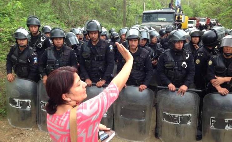 Yolanda Oquelí stands between the National Police and the mine entrance. Credit: Guatemalan Human Rights Commission.