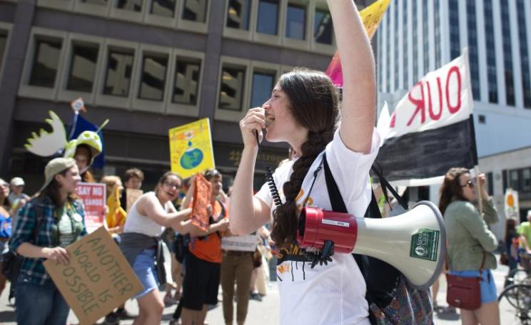Thousands marched through St. Paul Minnesota for the tar sands resistance event on 6th June 2015. Protesters called for the end of using tar sands oil, clean water and clean energy. Photo: Fibonacci Blue via Flickr (CC BY).