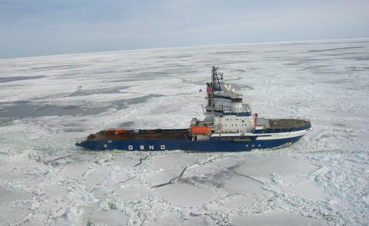 The icebreaker MSV Fennica, which now has a metre-long gash in its hull below the waterline. Photo: Marcusroos vis Wikimedia Commons (CC BY-SA).