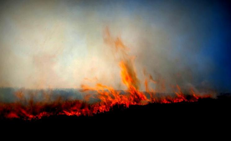 Fierce flames creep across moorland near Heriot, Scotland. Photo: Snipps Whispers (CC BY-NC-ND).