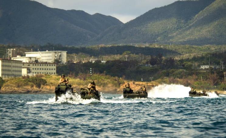 US Marines in amphibious assault vehicles taking part in a US military exercise in Oura Bay, Okinawa, Japan, 2nd November 2014 Photo: Mass Communication Specialist 2nd Class Raul Moreno Jr. / US Navy via Flickr (CC BY-SA).