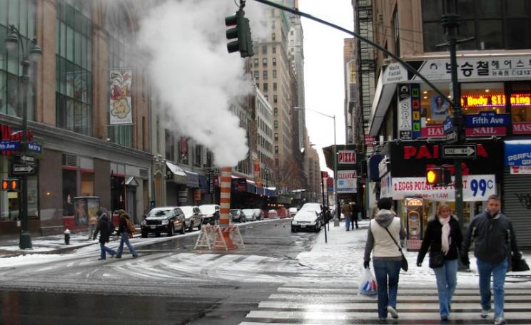 The New York Steam Company commenced its piped heat distribution in the city in 1882. Steam venting from the street at 33rd and 5th Avenue, December 2007. Photo: Paul Churcher via Flickr (CC BY).