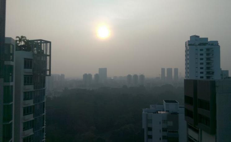Sun sinking in smoke from Indonesia's burning forests and peatlands, Singapore, around 6pm on 21st September 2014. Photo: Yvonne Perkins via Flickr (CC BY).