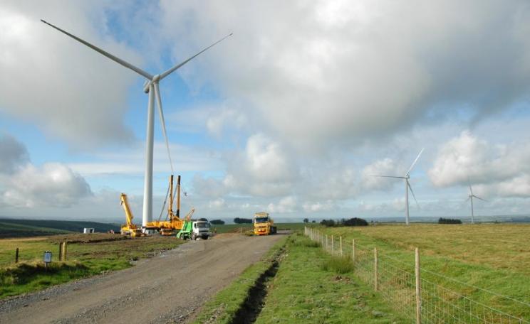 It costs a lot less than we are told: erection of a wind turbine at Alltwalis Wind Farm in Wales, set in operation December 2009. Photo: Aslak Øverås / Statkraft via Flickr (CC BY-NC-ND).