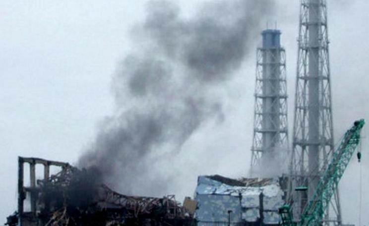 Smoke rises above the stricken Fukushima nuclear plant, 24th March 2011. Photo: deedavee easyflow via Flickr (CC BY-SA).