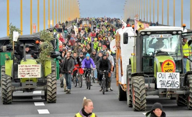 Protestors on the Pont Cheviré last weekend (9th January 2016) to protest the proposed Notre Dame Des Landes airport. Photo: Alternatiba Paris vis Twitter - @alternatiba75.