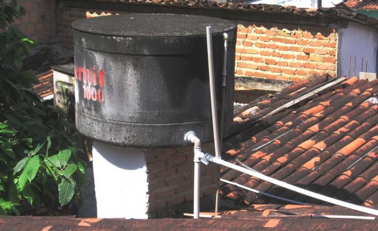 Since 2014, the insecticide Pyriproxyfen has been use to kill mosquitos in water tanks in Brazil. Water tank in Bahia state, northeast Brazil. Photo: Francois Le Minh via Flickr (CC BY-NC-ND).