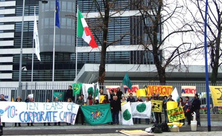 Demonstration outside EFSA's Brussels HQ organised by Corporate Europe Observatory on 5th April 2002 marking ten years of corporate capture. Photo: Corporate Europe Observatory via Flickr (CC BY-NC-SA).