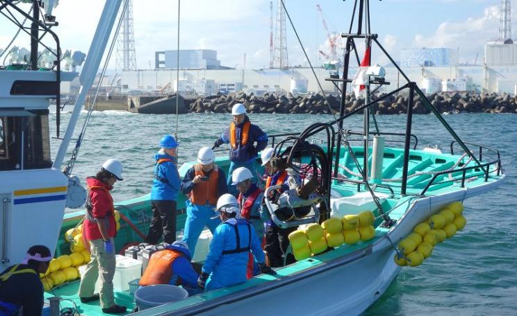 IAEA marine experts and Japanese scientists collect water samples in coastal waters near the Fukushima Daiichi Nuclear Power Station. Photo: Petr Pavlicek / IAEA Imagebank via Flickr (CC BY-NC-ND).