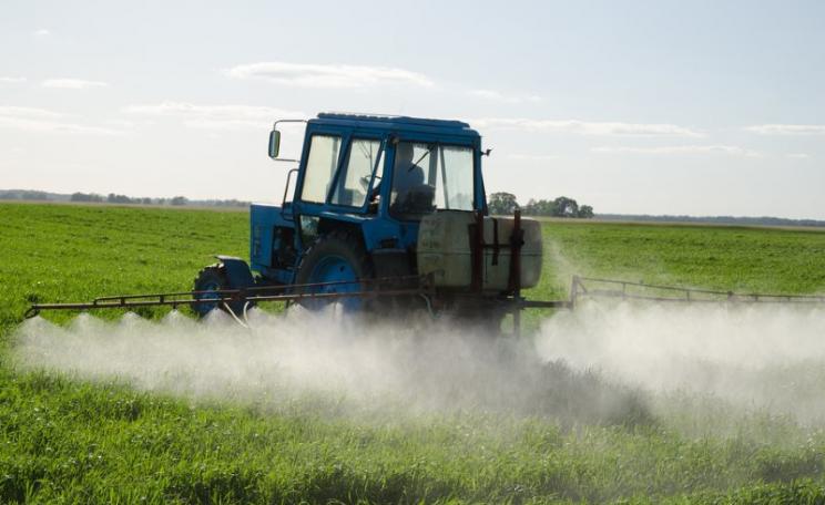 When UK farmers spray their fields with pesticides close to rural homes, residents get no protection, and bizarre court rulings have effectively denied them their legal rights. Photo: Aqua Mechanical via Flickr (CC BY).