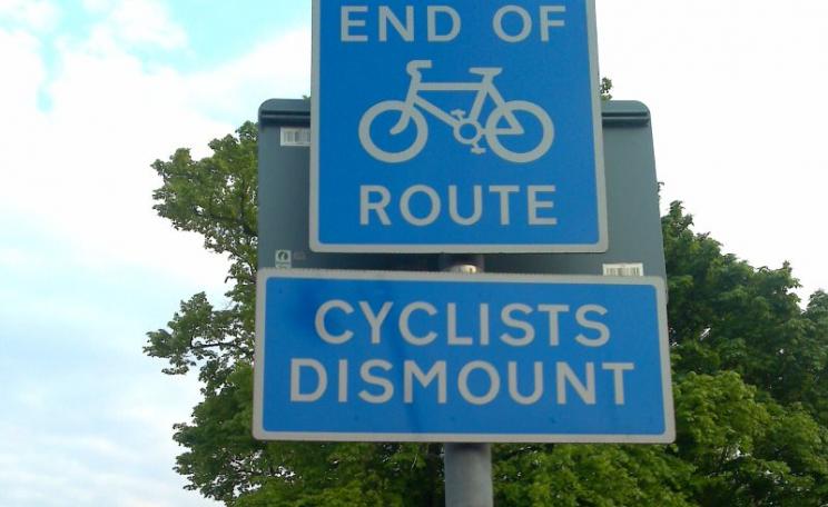 'End of Route - Cyclists dismount'. Traffic signage at Kew Green, West London. Photo: Mark Hillary via Flickr (CC BY).