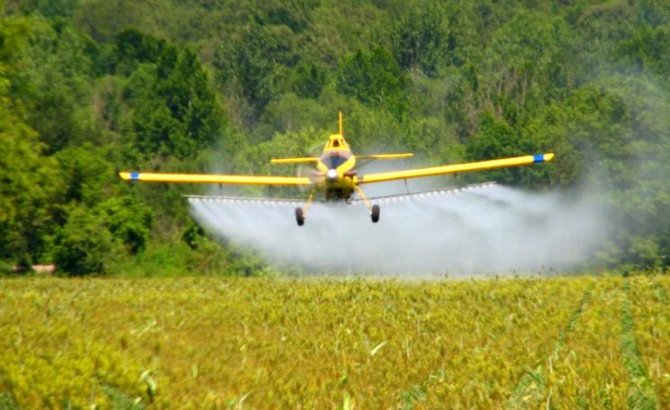 Crop 'dusting' with pesticide a few miles north of Ripley, Mississippi. Photo: Roger Smith via Flickr (CC BY-NC-ND).