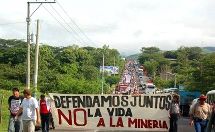 Demonstration for the ban on mining in El Salvador. Photo: UpsideDownWorld.