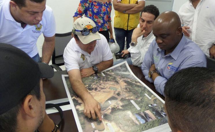 The Colombian environment minister (seated right in blue shirt) being shown a plan of the Yerbabuena site by Yesid Blanco (pointing at the map). The photo was taken by the environmentalist organisation Corporacion Yaregueis two days before the minister left for London.