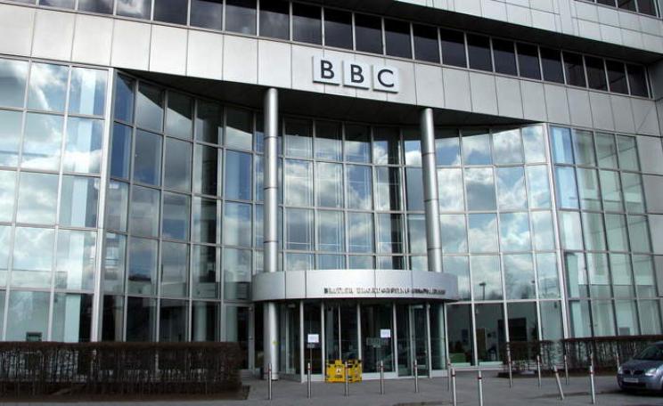 BBC HQ. The BBC no longer provides training to journalists to support them in distinguishing climate science fact from fiction. Main image credit: Chmee2 via Wikimedia Commons CC BY-SA 3.0