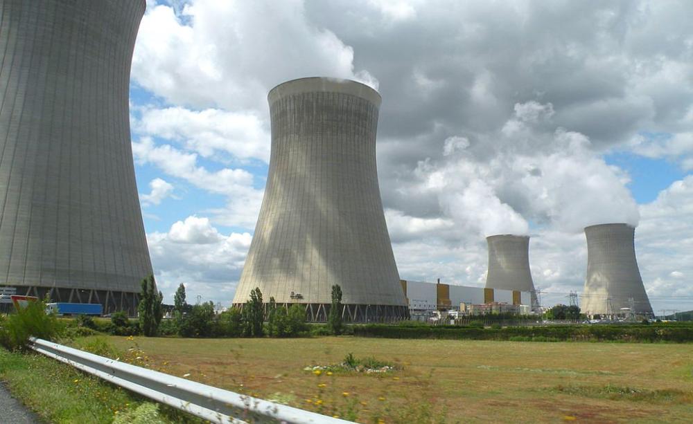 EDF's 4x900MW Nuclear power plant at Dampierre-en-Burly, commissioned in 1980, will soon turn from a money machine into a monstrous financial drain. Photo: Pymouss via Wikimedia Commons (CC BY-SA).