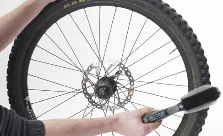 Cleaning the tyres