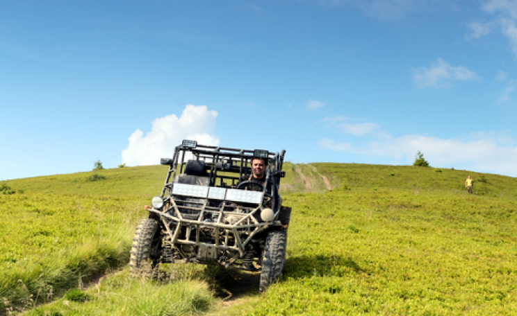 SUV in countryside. Photo: Eduard Kyslynskyy / shutterstock.com