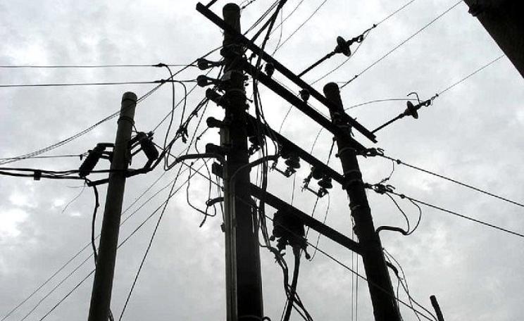 Crossed wires? Power lines in Miango, Plateau State, Nigeria. Photo: Mike Blyth via Flickr (CC BY-NC-SA 2.0).