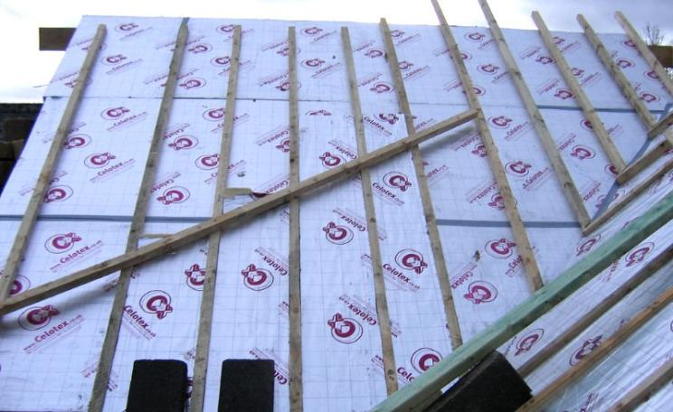 This is what we need more of to save money and energy and reduce CO2 emissions: closed cell foam insulation installed between the rafters of this roof will keep the occupants warm for many years to come. Photo: Bryn Pinzgauer via Flickr (CC BY).