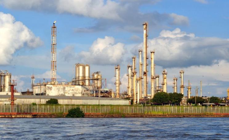 The UKEF export finance agency has committed £1 billion to support Colombia's fossil fuel sector. The Barrancabermeja oil refinery on the banks of Colombia's Río Magdalena. Photo: Javier Guillot via Flickr (CC BY-NC-SA).